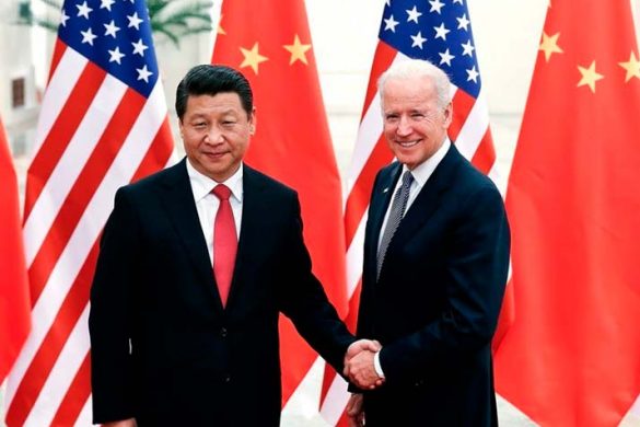 Xi Jinping e Joe Biden apertando as mãos.