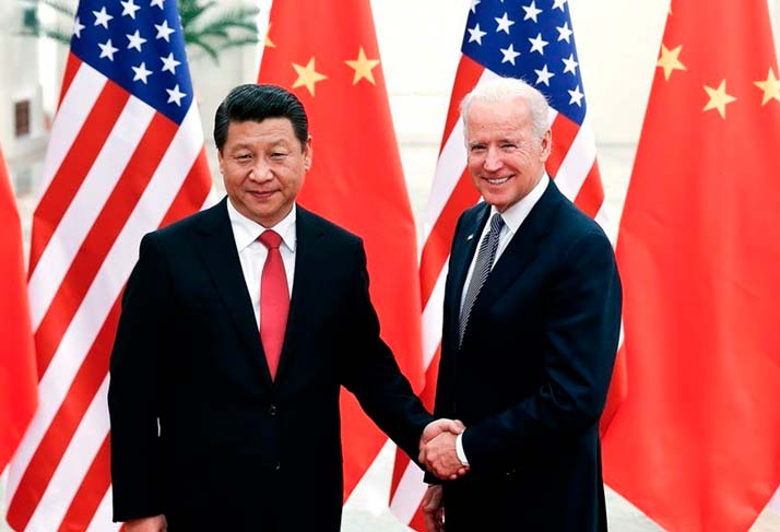 Xi Jinping e Joe Biden apertando as mãos.