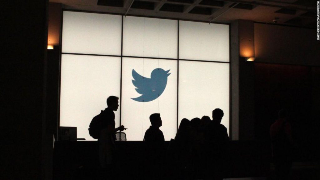 Os funcionários passam por um log iluminado do Twitter ao deixar a sede da empresa em San Francisco em 13 de agosto de 2019. - (Foto de Glenn CHAPMAN/AFP) (Foto de GLENN CHAPMAN/AFP via Getty Images)