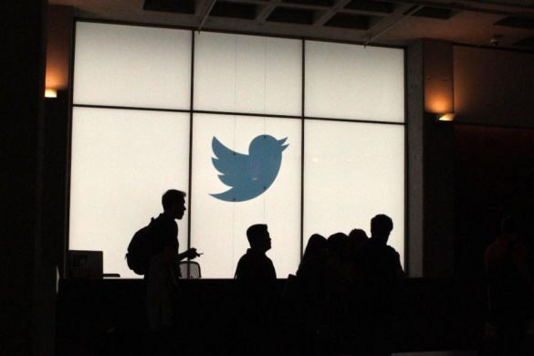 Os funcionários passam por um log iluminado do Twitter ao deixar a sede da empresa em San Francisco em 13 de agosto de 2019. - (Foto de Glenn CHAPMAN/AFP) (Foto de GLENN CHAPMAN/AFP via Getty Images)